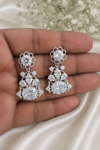 Pendientes de Plata 925 de Calidad de Exportación con Diseño Floral y Piedras Brillantes, Joyería de Glamour Atemporal para Mujer Disponible - Product Image 6