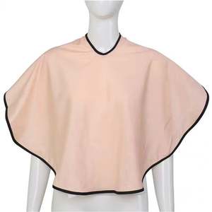 Cape de coiffure professionnelle rose avec bordure noire en polyester, résistante à l'eau, pour barbier, salon de coiffure, coupe de cheveux, coloration et coiffage. - Product Image 1