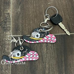 Porte-clés de créateur haut de gamme en cuir de vachette fait main, motif chapeau et cartes à jouer, style western poker, breloque de sac, cadeau, vente en gros - Product Image 1