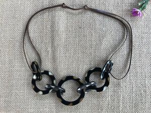 Collier en corne tendance, fabriqué à partir de matériaux naturels, idéal pour les acheteurs de bijoux éco-responsables et les marques de mode durables - Product Image 6