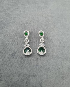 Boucles d'oreilles de créateur en pierre taille poire, diamant américain, élégantes, en argent et plaqué rhodium, pour réceptions et soirées, vente en gros - Product Image 3