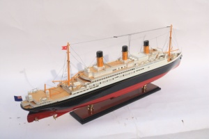 Modèle de paquebot en bois fait main RMS Majestic - Maquette de bateau à vapeur vintage White Star Line pour la décoration de la maison ou du bureau - Product Image 4