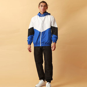 Ensemble de survêtement coupe-vent personnalisé avec logo pour homme, veste à capuche et pantalon d'extérieur en nylon multi-poches pour l'hiver - Product Image 4