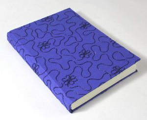 Cuaderno Escolar de Papel Reciclado con Cubierta Dura Bordada con Hilo de Seda, Color Azul, Hecho a Mano - Product Image 2