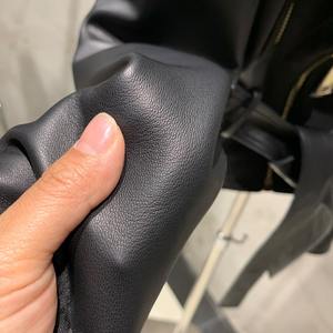 Veste en cuir noir de printemps, style motard, coupe slim, en cuir de mouton véritable avec capuche - Product Image 6