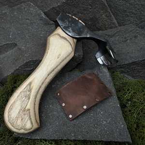 Lame en acier carbone forgée à la main, manche en bois de frêne, étui en cuir - Product Image 3