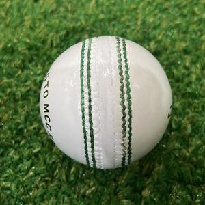 Top Qualité Pak Alum cuir meilleur 156g Cousu À La Main Cricket Blanc balles dures Match balles à vendre - Product Image 1
