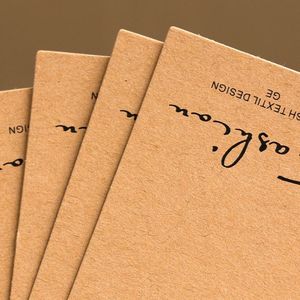Étiquettes volantes OEM de haute qualité au design populaire, en carton brun avec découpe, taille personnalisée pour les marques de vêtements de mode - Product Image 6
