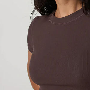 Service OEM : Conception de T-shirts pour femmes, couleur unie élégante, prix abordable, pour acheteurs en gros, style minimaliste et décontracté. - Product Image 2
