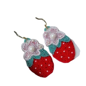Boucles d'oreilles légères et élégantes brodées, de qualité supérieure, perlées et brodées à la main, forme ovale, par MD HANDICRAFTS - Product Image 1