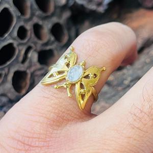 Anillo de mariposa con piedra lunar, anillo llamativo con diseño de insecto, anillo de latón dorado con temática natural, anillo inspirado en la naturaleza, venta al por mayor - Product Image 5