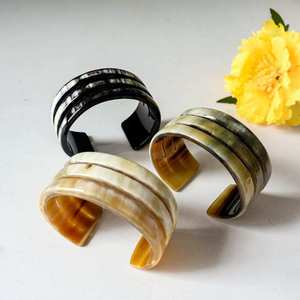 SOFIYA CRAFT Brazalete Ancho Geométrico Vintage de Cuerno Natural, Negro y Bronceado, Joyería Étnica Moderna para Hombre, Chapado en Oro - Product Image 3