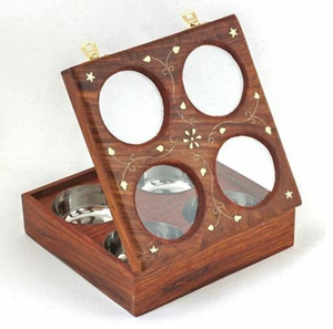 Caja de madera natural para frutos secos con cuatro compartimentos, ideal para servir bocadillos y postres en el hogar o en fiestas de té. - Product Image 1