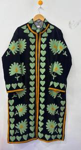 Abrigo Largo de Terciopelo Negro Suzani Hecho a Mano al por Mayor con Bordado de Apliques de Motivos Florales y de Corazones en Verde Salvia Claro - Product Image 3
