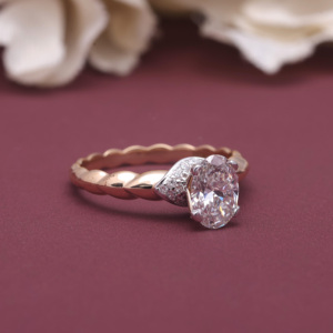 Bague de fiançailles en argent sterling 925 massif avec diamant ovale de laboratoire certifié IGI, tige torsadée et halo caché, style solitaire - Product Image 2