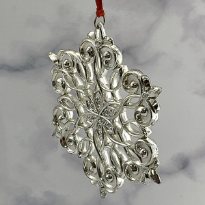 เครื่องประดับตกแต่งคริสต์มาสแบบกำหนดเอง เกล็ดหิมะโลหะ ชุดตกแต่งต้นคริสต์มาส 3 ชิ้น ของขวัญโลหะ เกล็ดหิมะประดับคริสต์มาสประดับเพชร - Product Image 5