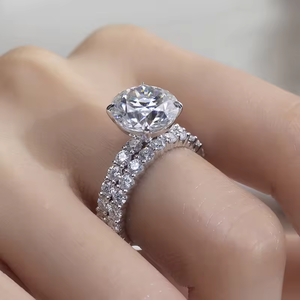 Bague de fiançailles pour femme en or blanc avec diamant rond taille brillant certifié GIA, design halo classique - Product Image 3
