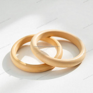 Bracelet en bois naturel écologique artisanal pour femmes, léger, finition lisse, personnalisable, bracelet tendance fabriqué en Inde - Product Image 2