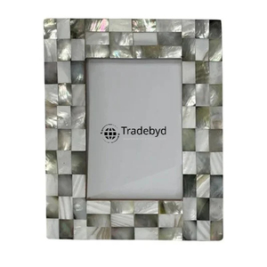 Marco de Fotos Artesanal de Concha con Incrustaciones de Madreperla de Primera Calidad con Acabado Brillante por Tradebyd - Product Image 3