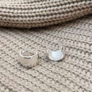 Pendientes de aro anchos y gruesos, pendientes de aro de latón plateado, aros de latón modernos y llamativos, pendientes de aro finos al por mayor - Product Image 1