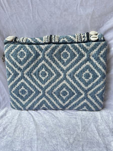 Pochette tribale artisanale en coquillages de cauris avec broderie perlée et détails miroir, sac à main textilé bohème pour femme - Product Image 5