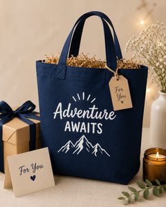 L'aventure vous attend : Sac fourre-tout en toile bleu marine personnalisé avec impression de montagne, poignée supérieure, idéal pour les voyages et le shopping - Product Image 4