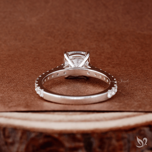 Anillo de Compromiso con Diamante Cultivado en Laboratorio, Corte Cojín, 2 Quilates, Banda Pavé Catedral, Oro Blanco de 10K, Anillo de Novia Impresionante - Product Image 2