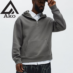 Sweat à capuche décontracté gris pour homme de qualité supérieure, avec fermeture éclair quart de tour, poche kangourou, logo brodé, style streetwear, en polaire unie, par Ako - Product Image 1