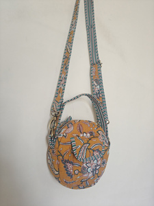 Bolso Tote Redondo Acolchado con Diseño Floral Boho, Cierre Abierto, Tela de Algodón Ecológica - Product Image 5