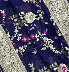 Sari en soie brocart bleu avec tissage floral en zari argenté complexe et bordure traditionnelle riche - Product Image 3