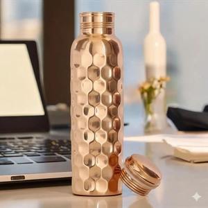 Bouteille ayurvédique martelée en cuivre naturel, personnalisable, résistante à l'ébullition, design moderne, pour yoga, fitness, hydratation et détoxification. - Product Image 2