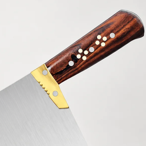 Couteau à viande de boucher à lame large argentée avec manche en bois brun foncé et rivets dorés pour la découpe de la viande et la préparation culinaire - Product Image 3