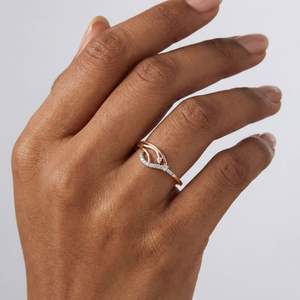 Exquisito diamante natural de corte brillante redondo de 0.07 quilates, certificado por IGI, color H-I, claridad VS-SI, en oro rosa macizo. - Product Image 1