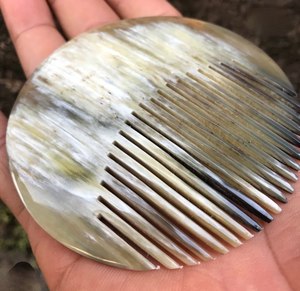Nuevo Diseño 2026 Peine de Cuerno Natural con Dientes Largos para el Cuidado del Cabello y Peinado Elegante, Ideal para Regalo de Cumpleaños y Decoración del Hogar al Mejor Precio - Product Image 4