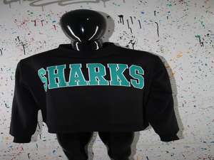 Sudadera SHARKS BLACK con cuello alto, 100% color verde azulado, con apliques bordados, cuello ancho, CLUSH SPORTS - Product Image 2