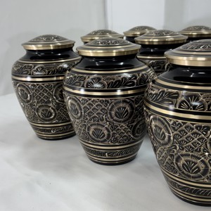 Urna Funeraria Premium Grabada en Negro y Dorado, de Latón, Personalizable con Grabado Floral, para Guardar Cenizas de Adultos - Product Image 6