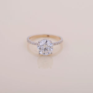 Anillo de Compromiso con Diamante Cultivado en Laboratorio de 1.02 Quilates, Corte Redondo, con Banda Pavé en Oro Amarillo, Blanco y Rosa de 18K - Product Image 1