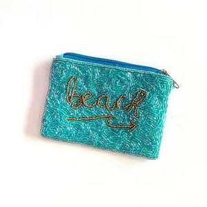 Bolso de mano artesanal con cuentas para el día del partido, forma rectangular, letras naranjas sobre textil azul marino, tipo clutch. - Product Image 2