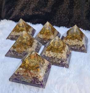 Pyramide d'orgone naturelle la plus vendue avec œil de tigre pour la force, la motivation et la guérison des chakras, disponible à bon prix - Product Image 5