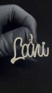 จี้เพชรโมอิสซาไนต์ทรงตัวอักษรแบบเขียนลายพิเศษ สไตล์ฮิปฮอป หรูหรา ผ่านการทดสอบเพชร เงินแท้ 925 ชุบโรเดียม ประดับเพชร - Product Image 5