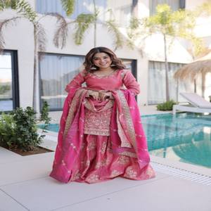 Ensemble Kurti Sharara en soie brodée VASTRA COTTAGE avec travail de sequins Zari, Kurti de créateur, dupatta en dentelle, tenue de soirée - Product Image 4