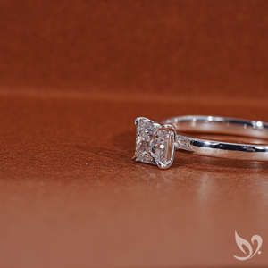 Bague de fiançailles solitaire en diamant de laboratoire taille princesse 1 carat certifié IGI en or blanc 18 carats - Product Image 4