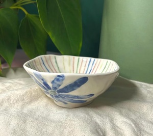 Bol de service en céramique artisanale avec détails de lignes multicolores, finition peinte à la main à motifs floraux et design élégant à bord incurvé - Product Image 2