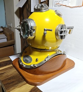 Casco de Buceo Antiguo de Primera Calidad, Casco Náutico Decorativo, Coleccionable Marino, con Base de Madera, en Venta - Product Image 1