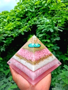 Pyramide d'orgone en quartz rose avec bobine de cuivre pour la décoration intérieure et l'énergie Reiki - Product Image 4