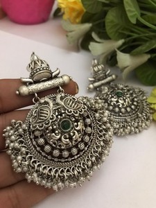 Boucles d'oreilles Jhumka élégantes oxydées avec pierre verte Moissanite, ensemble de boucles d'oreilles de mariage tendance pour femmes, qualité supérieure, style moderne - Product Image 2