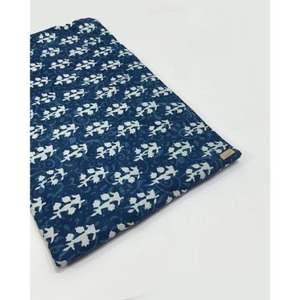 Tissu en coton pur avec un imprimé élégant et raffiné pour les projets vestimentaires, provenant d'un fabricant et fournisseur indien. - Product Image 1
