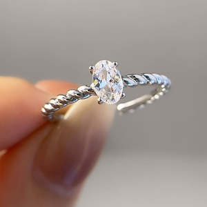 Bague de fiançailles solitaire en diamant de laboratoire taille ovale IGI D-E-F VVS-VS, monture or et argent, vente directe fabricant, bijoux B2B en stock - Product Image 1