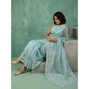 Sari en soie pure Chanda pour femme Elite Weaves, broderie florale élégante, travail Schiffli Resham Zari, bordure ajourée – Idéal pour les mariages - Product Image 1