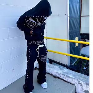Ensemble de survêtement streetwear personnalisé 400 GSM avec strass, sweat à capuche zippé et pantalon évasé à double taille - Product Image 1